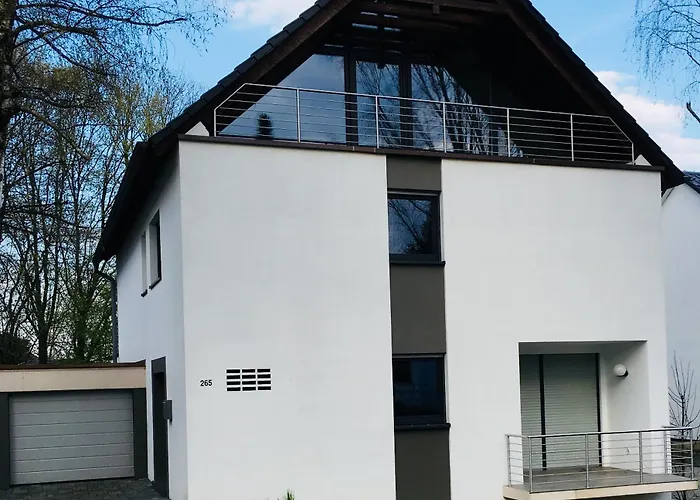 Modernes Ferienhaus Mit 2 Balkonen, Terrasse Und Garten !