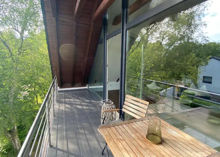 Modernes Ferienhaus Mit 2 Balkonen, Terrasse Und Garten !