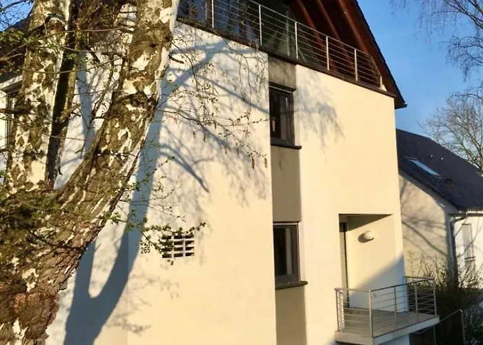 Modernes Ferienhaus Mit 2 Balkonen, Terrasse Und Garten !
