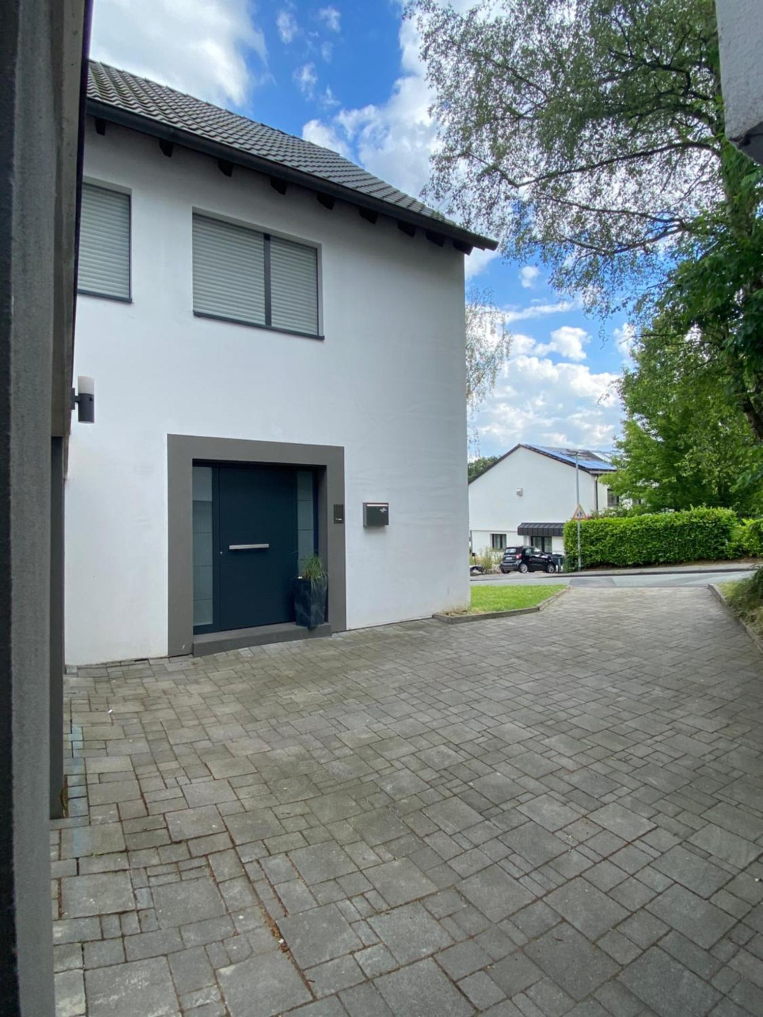 Apartment Modernes Mit 2 Balkonen, Terrasse Und Garten ! Bochum